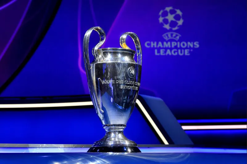 Taça da UEFA Champions League em palco azul com o logo do torneio, tema das dicas de apostas
