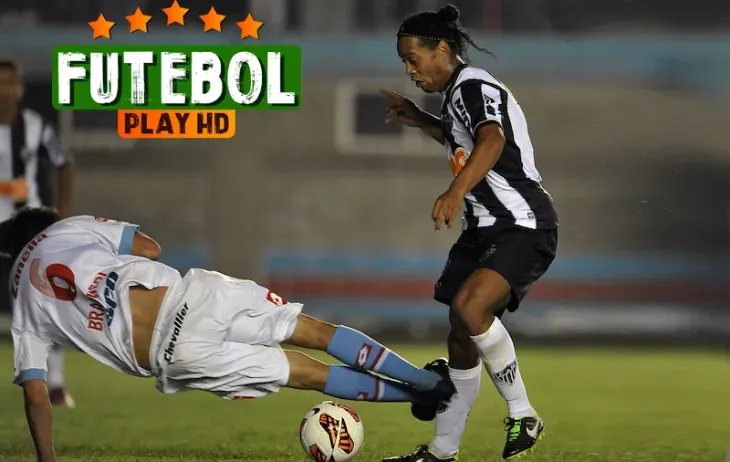 Logo Futebol Play HD sobre lance em que jogador de camisa alvinegra dribla adversário caído, capa do Futebolplayhd.con