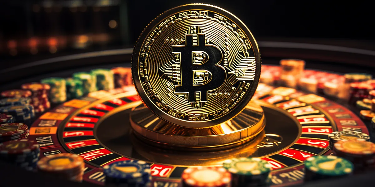 Moeda de bitcoin dourada sobre uma roleta cercada de fichas, representando o cassino com criptomoedas da Seabet